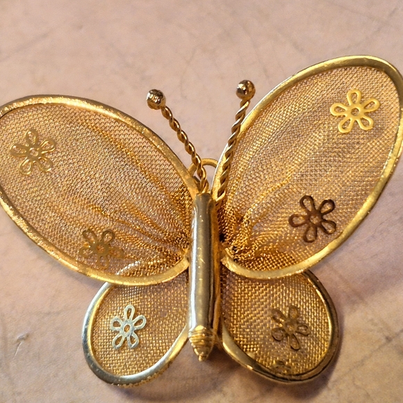 Gold B Mesh Butterfly Brooch/ Pendant - Picture 4 of 5